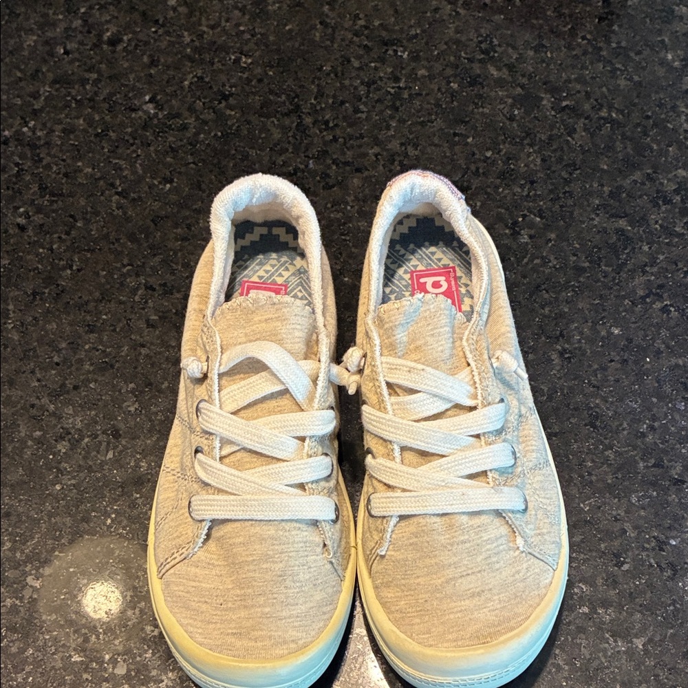 Pop Highbar Casual Sneakers - Beige
Super comfy. Worn a couple of times 
Size 6